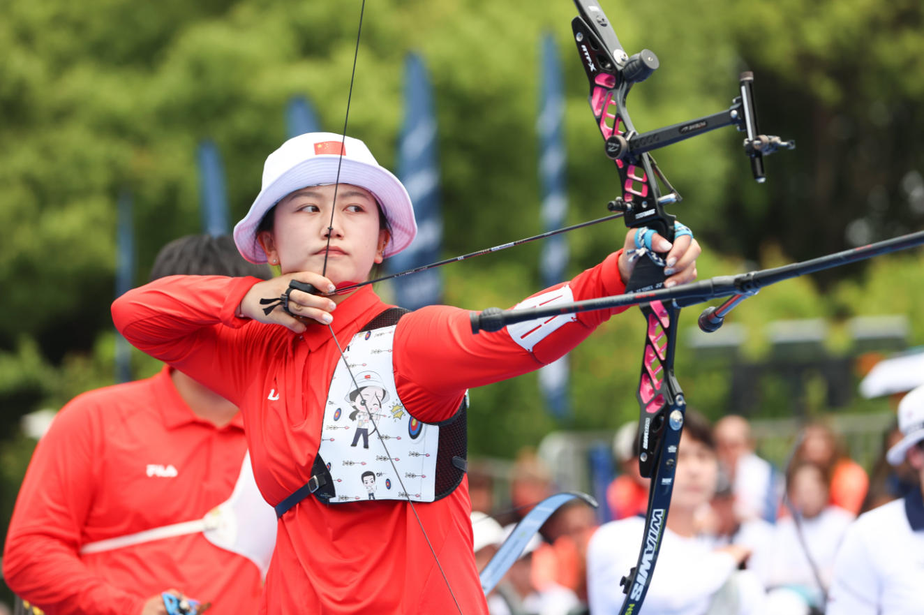 Professional archer using 3.2mm competition carbon arrows in tournament